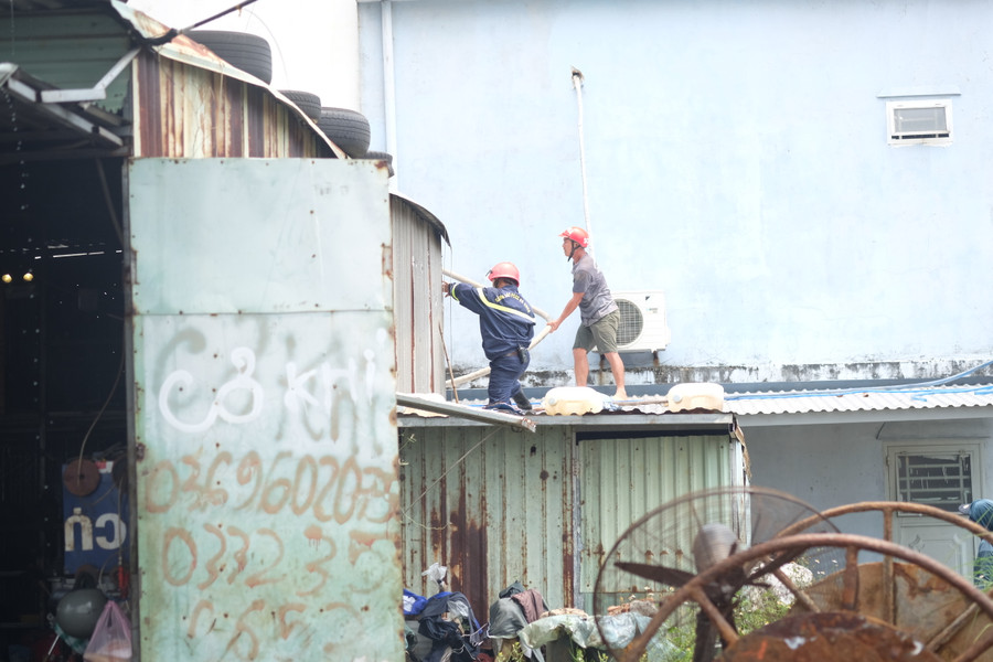 Người dân hỗ trợ lực lượng chữa cháy dập lửa.