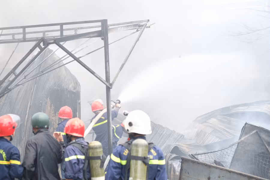 Lực lượng chữa cháy phun nước dập lửa. 