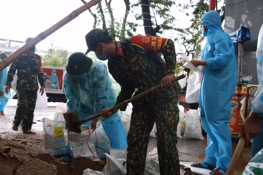 Khẩn trương làm việc.