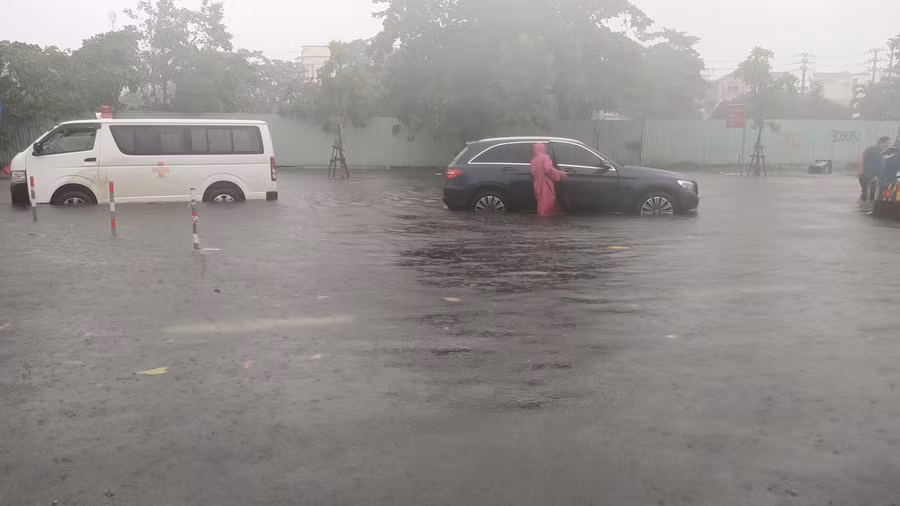 Hàng loạt ô tô lưu thông qua đường Phạm Văn Đồng bị chết máy.