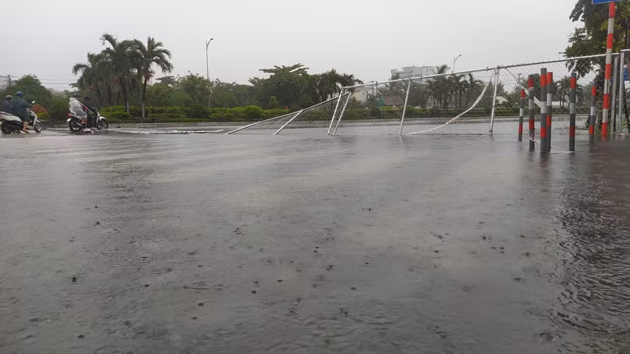 Mưa lớn khiến tuyến đường Phạm Văn Đồng ngập sâu 40cm - 50cm.