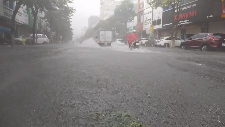 Đường Hàm Nghi biến thành sông chỉ sau 1 đêm, nước tràn lên cả vỉa hè.