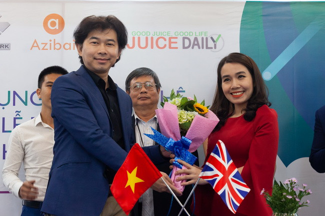 Ông Nguyễn Nhựt Tân– Giám đốc Đại Học Greenwich (Việt Nam) cơ sở TPHCM ký cam kết và tặng hoa cho Bà Nguyễn Thu Sang – Giám đốc truyền thông Mạng xã hội kinh doanh Azibai tại lễ Ra mắt trung tâm hỗ trợ khởi nghiệp Skymark Ông Nguyễn Nhựt Tân– Giám đốc Đại Học Greenwich (Việt Nam) cơ sở TPHCM ký cam kết và tặng hoa cho Bà Nguyễn Thu Sang – Giám đốc truyền thông Mạng xã hội kinh doanh Azibai tại lễ Ra mắt trung tâm hỗ trợ khởi nghiệp Skymark