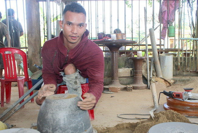 Y Phăng cần mẫn và sáng tạo với công việc đúc chậu cảnh. Y Phăng cần mẫn và sáng tạo với công việc đúc chậu cảnh.
