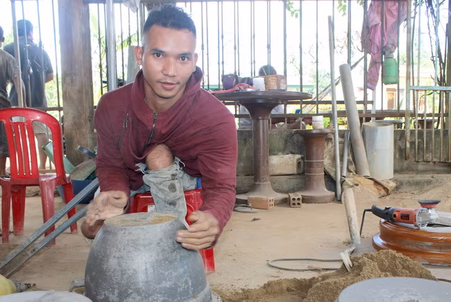 Y Phăng cần mẫn và sáng tạo với công việc đúc chậu cảnh.