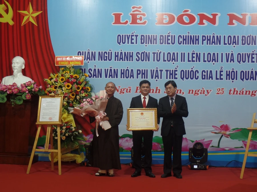 Đại diện quận Ngũ Hành Sơn và chùa Quán Thế Âm đón nhận quyết định Lễ hội Quán Thế Âm Ngũ Hành Sơn là di sản văn hóa phi vật thể Quốc gia. 