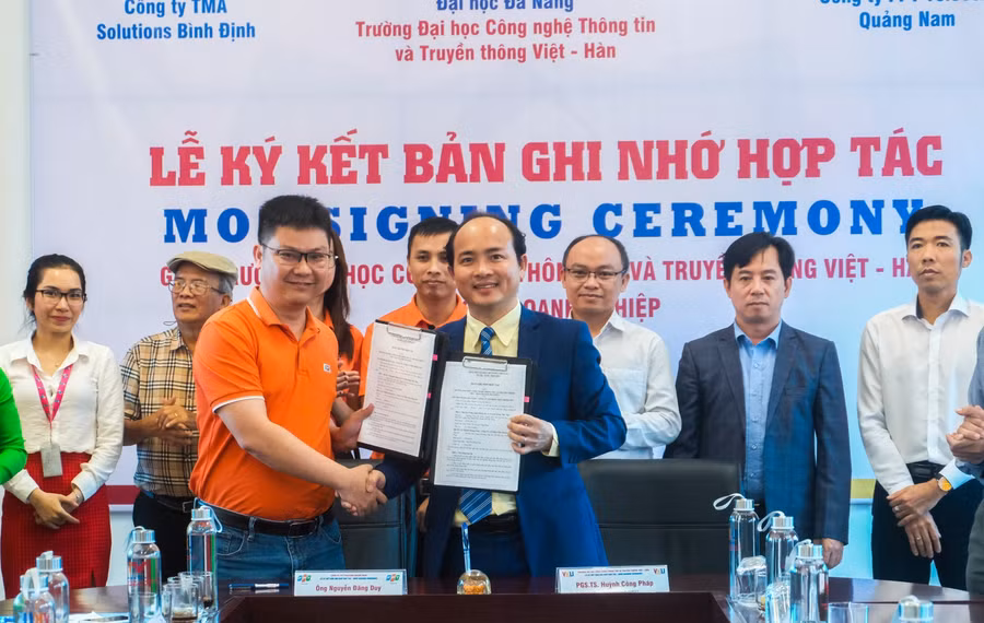 PGS.TS Huỳnh Công Pháp (thứ tư, phải sang), Quyền Hiệu trưởng VKU và Lãnh đạo Chi Nhánh Quảng Nam – Công Ty Cổ Phần Viễn Thông FPT ký kết hợp tác.