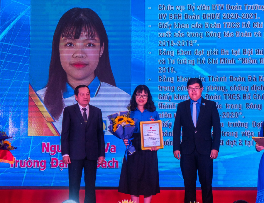 PGS.TS Ngô Văn Dưỡng (ngoài cùng, bìa trái) - Phó Giám đốc ĐH Đà Nẵng và Th.S Lê Đình Quang Phúc (ngoài cùng, bìa phải) - Bí thư Đoàn Đại học Đà Nẵng, vinh danh gương điển hình thanh niên tiên tiến làm theo lời Bác. PGS.TS Ngô Văn Dưỡng (ngoài cùng, bìa trái) - Phó Giám đốc ĐH Đà Nẵng và Th.S Lê Đình Quang Phúc (ngoài cùng, bìa phải) - Bí thư Đoàn Đại học Đà Nẵng, vinh danh gương điển hình thanh niên tiên tiến làm theo lời Bác.