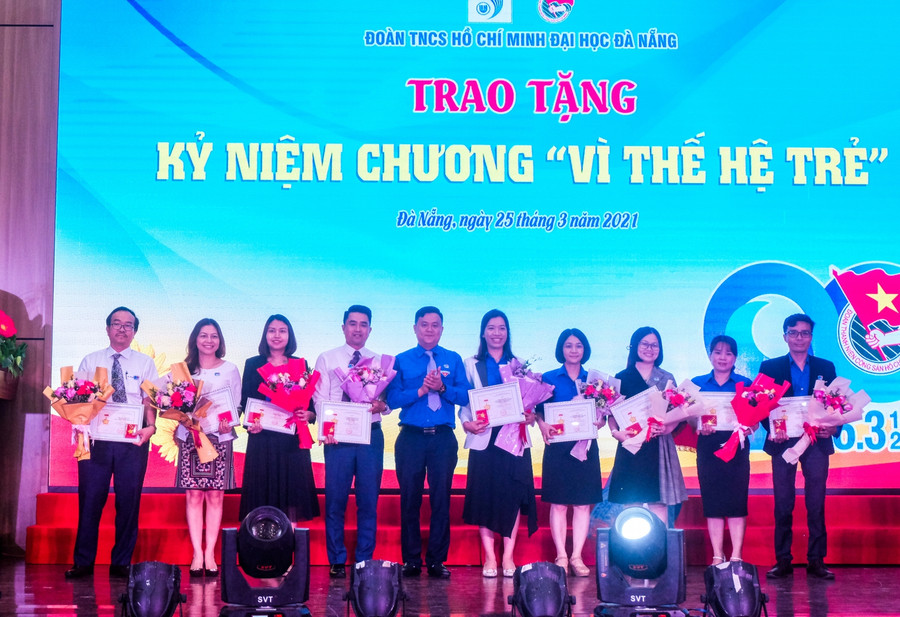Anh Lê Công Hùng (thứ 5, trái sang) - Phó Bí Thành Đoàn Đà Nẵng tặng Kỷ niệm chương vì thế hệ trẻ cho 9 đồng chí có thành tích xuất sắc trong công tác Đoàn và phong trào thanh thiếu nhi giai đoạn 2016 – 2020 Anh Lê Công Hùng (thứ 5, trái sang) - Phó Bí Thành Đoàn Đà Nẵng tặng Kỷ niệm chương vì thế hệ trẻ cho 9 đồng chí có thành tích xuất sắc trong công tác Đoàn và phong trào thanh thiếu nhi giai đoạn 2016 – 2020