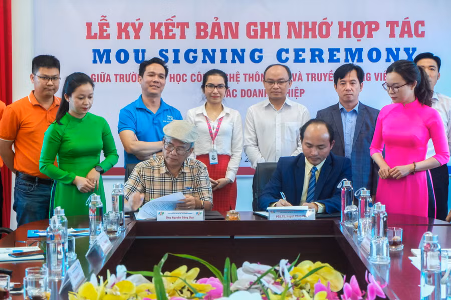 PGS.TS Huỳnh Công Pháp - Quyền Hiệu trưởng VKU và lãnh đạo TMA Solutions Bình Định ký kết bản ghi nhớ hợp tác.