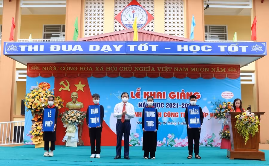 Ông Phạm Hoàng Sơn, Phó Bí thư Thường trực Tỉnh ủy, Chủ tịch HĐND tỉnh Thái Nguyên trao tặng biểu tượng “Thông điệp nhà trường” cho HS trường THCS Yên Trạch, Phú Lương, Thái Nguyên.