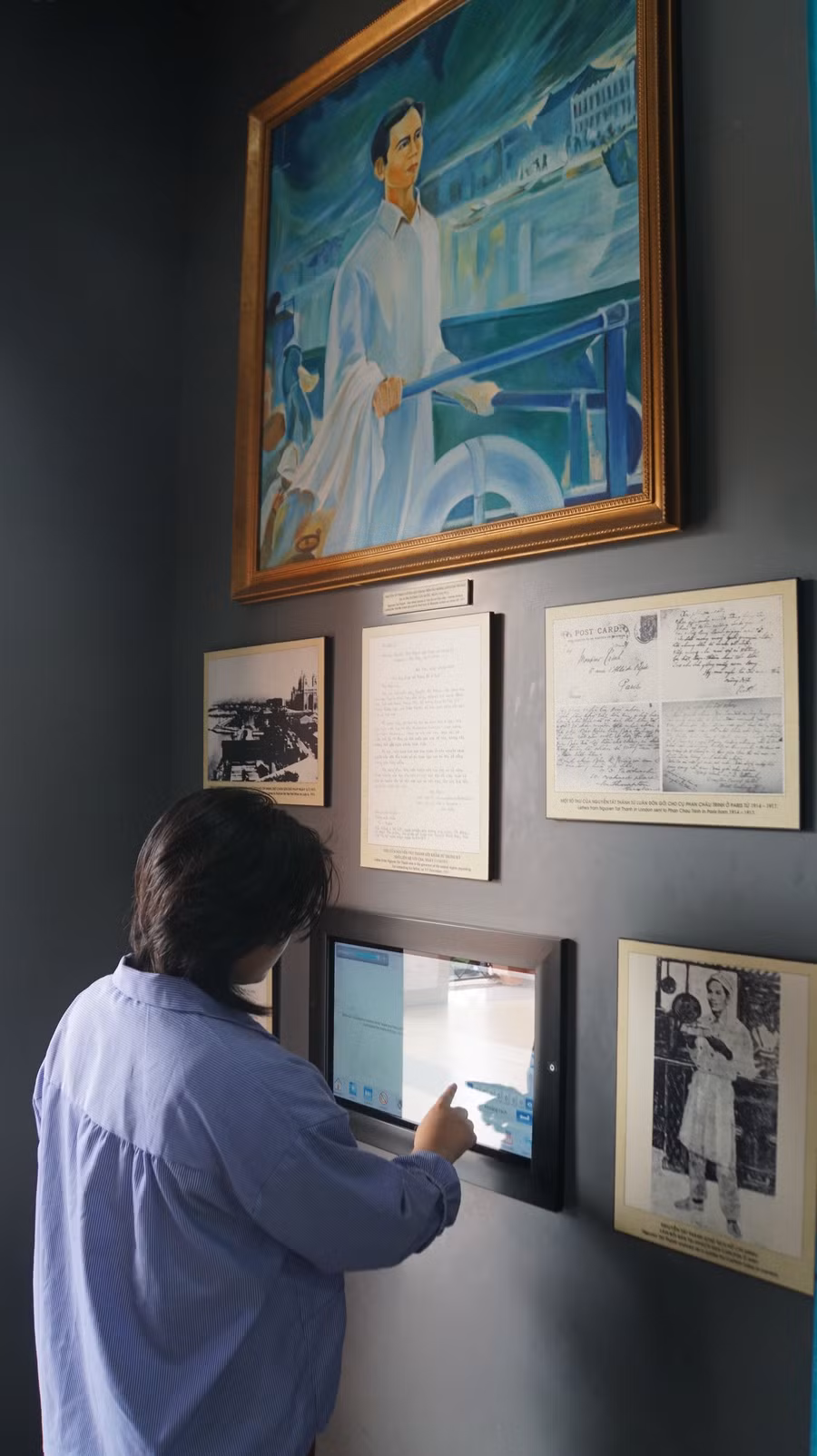 Ngày 5/6/1911, từ Sài Gòn, người thanh niên Nguyễn Tất Thành đã lên con tàu Amiral Latouche Tréville (Pháp) lấy tên là Văn Ba, bắt đầu chuyến hành trình tìm đường cứu nước kéo dài 30 năm. Trong ảnh là một sinh viên tìm hiểu về hành trình ra đi tìm đường cứu nước của Bác Hồ.