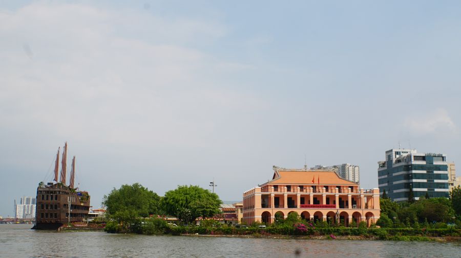 Bến Nhà Rồng nằm sát bờ sông Sài Gòn, nơi người thanh niên Nguyễn Tất Thành ra đi tìm đường cứu nước.