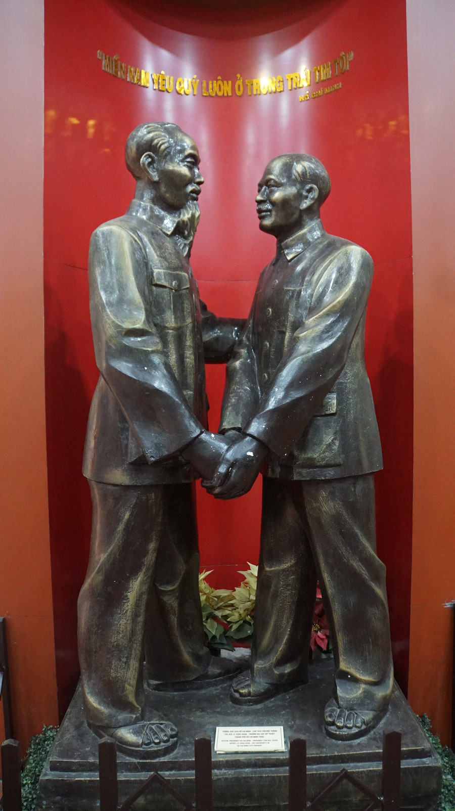 Nhấn vào ảnh để phóng to Tượng Chủ tịch Hồ Chí Minh và Chủ tịch Tôn Đức Thắng do Trường ĐH Mỹ thuật TPHCM tặng.