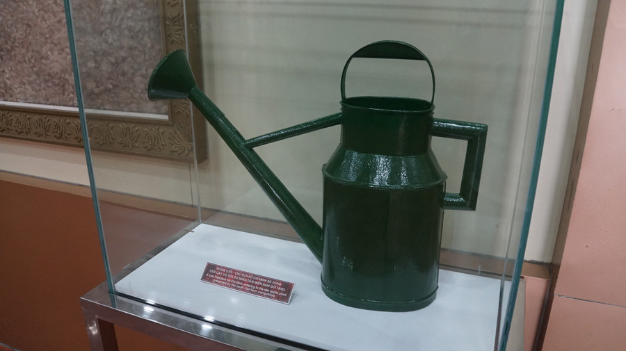 Nhấn vào ảnh để phóng to Thùng tưới được Bác Hồ dùng tưới cây vú sữa do nhân dân miền Nam gửi tặng.