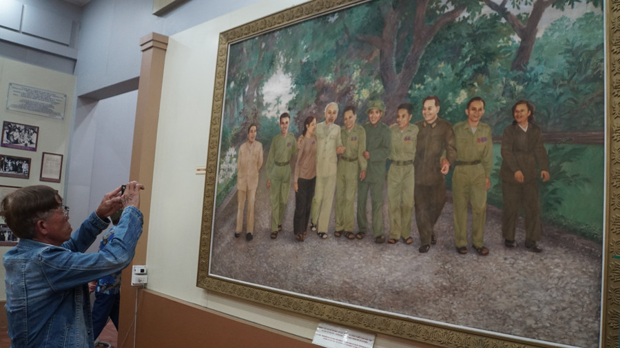 Nhấn vào ảnh để phóng to Bức tranh: “Chủ tịch Hồ Chí Minh với các anh hùng dũng sĩ miền Nam năm 1965”.