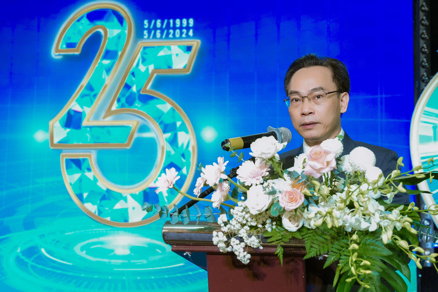 Thứ trưởng Bộ GD&ĐT Hoàng Minh Sơn phát biểu chúc mừng nhà trường. Ảnh: (NTTU) Thứ trưởng Bộ GD&ĐT Hoàng Minh Sơn phát biểu chúc mừng nhà trường. Ảnh: (NTTU)