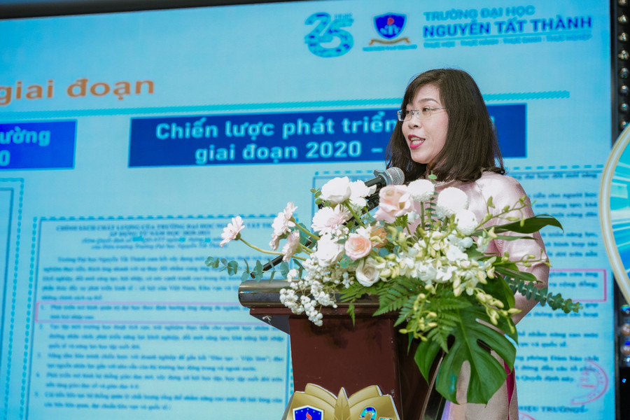 TS Trần Ái Cầm - Hiệu trưởng Trường ĐH Nguyễn Tất Thành phát biểu tại chương trình. (Ảnh: NTTU) TS Trần Ái Cầm - Hiệu trưởng Trường ĐH Nguyễn Tất Thành phát biểu tại chương trình. (Ảnh: NTTU)