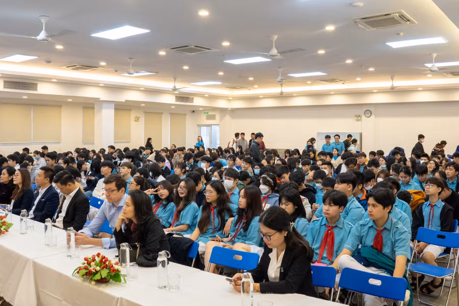 Hội thảo nhằm giúp học sinh trang bị thêm thông tin hữu ích để sớm xác định mục tiêu học tập, định hướng nghề nghiệp phù hợp. Ảnh: Hoàng Quyên.