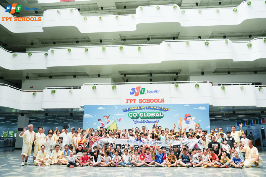 Học sinh giao lưu cùng 60 nghệ sĩ đến từ Hiệp hội bảo tồn Ca Vũ Nông dân truyền thống Hạt Hongseong. Ảnh: Trường TH&THCS FPT Đà Nẵng.