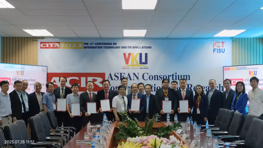 Lễ ký kết biên bản ghi nhớ giữa 7 đơn vị thành viên đầu tiên tham gia thành lập Cộng đồng nghiên cứu và đổi mới sáng tạo khu vực ASEAN. Ảnh: Hoàng Vinh.