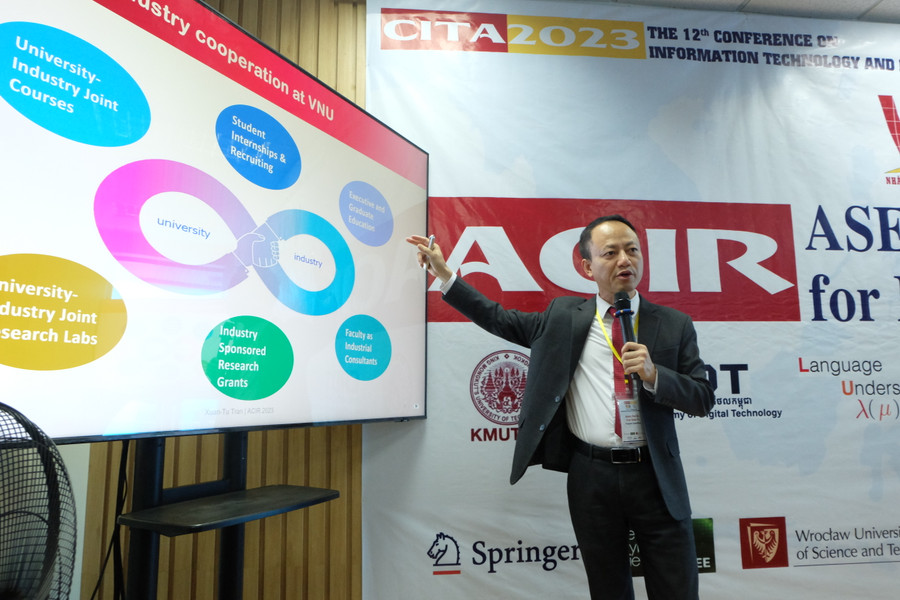 PGS.TS Trần Xuân Tú - Viện trưởng Viện CNTT Đại học Quốc gia Hà Nội trình bày tham luận tại Diễn đàn. Ảnh: Hoàng Vinh.