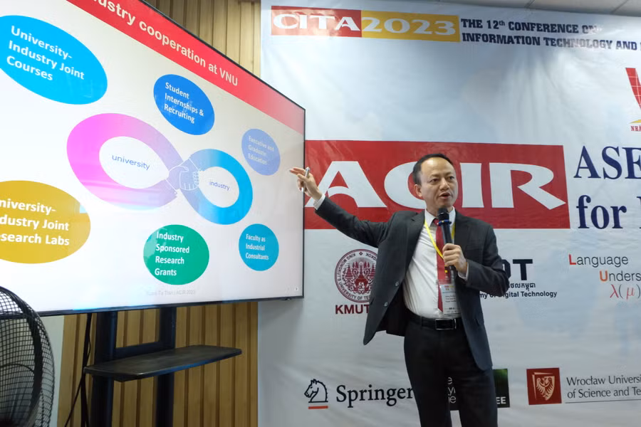 PGS.TS Trần Xuân Tú - Viện trưởng Viện CNTT Đại học Quốc gia Hà Nội trình bày tham luận tại Diễn đàn. Ảnh: Hoàng Vinh.