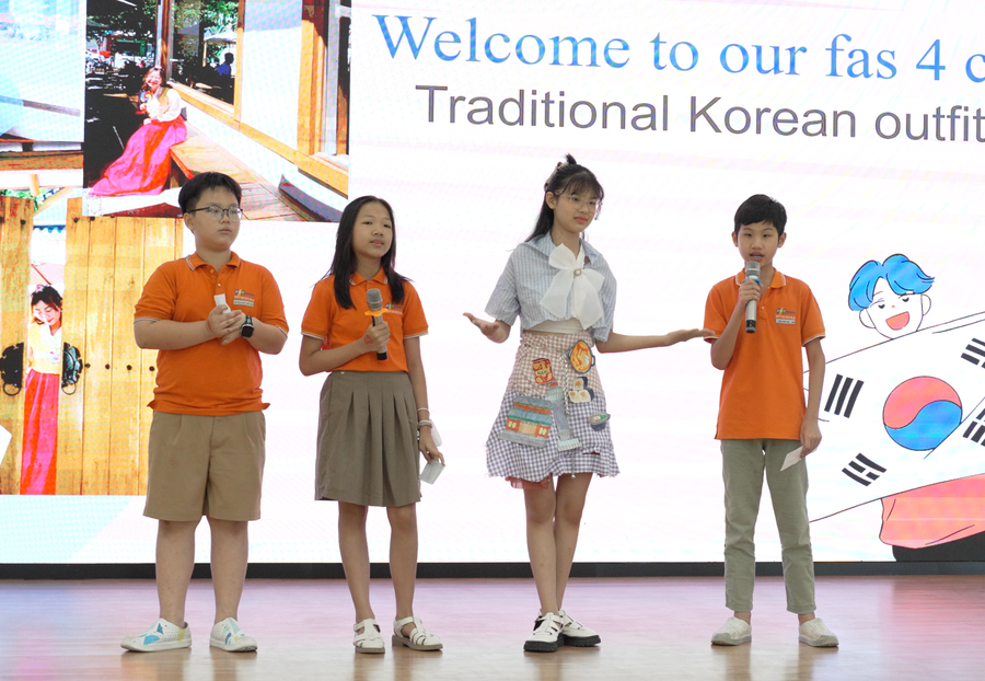 Học sinh lớp FAS4 thuyết trình song ngữ Anh - Việt về trang phục truyền thống và văn hóa của đất nước Hàn Quốc. Ảnh: Trường TH&THCS FPT Đà Nẵng.