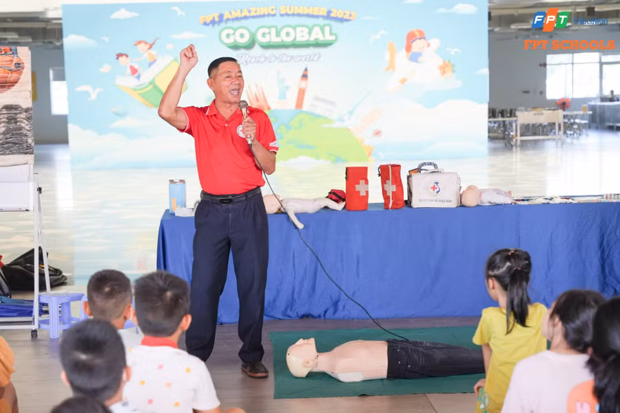 Các thầy cô tại Trung tâm Huấn luyện Sơ cấp cứu Chữ Thập Đỏ TP. Đà Nẵng hướng dẫn học sinh cách sơ cấp cứu. Ảnh: Trường TH&THCS FPT Đà Nẵng.