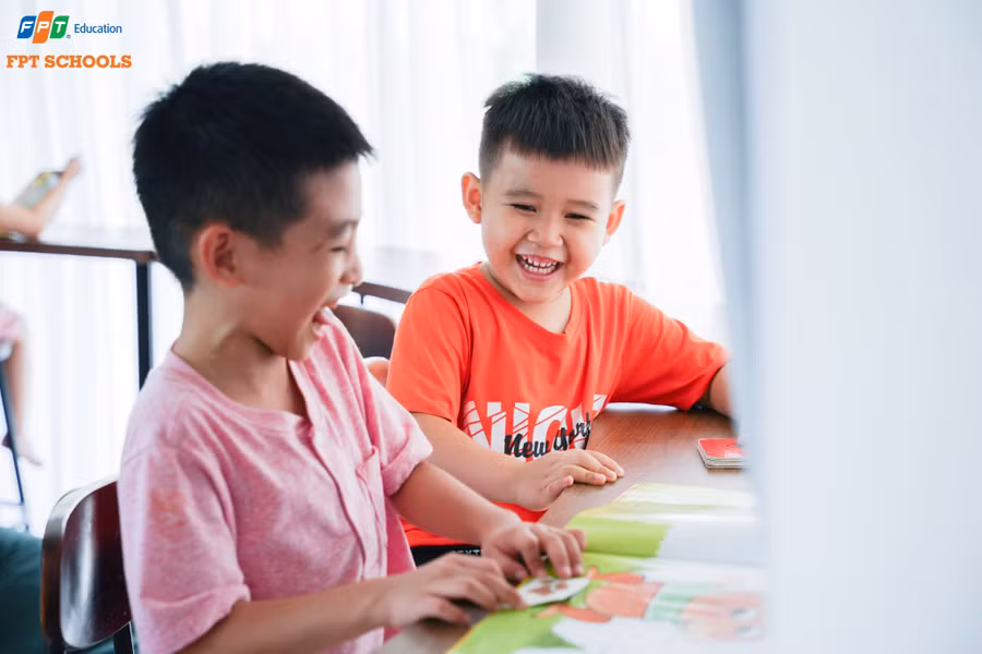 Học sinh hào hứng trong “thiên đường sách” tại thư viện Olive Gallery. Ảnh: Trường TH&THCS FPT Đà Nẵng.