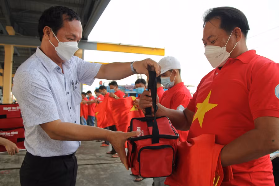 Ông Huỳnh Văn Hùng, Phó Chủ tịch UBND quận Sơn Trà trao túi xách y tế cho ngư dân