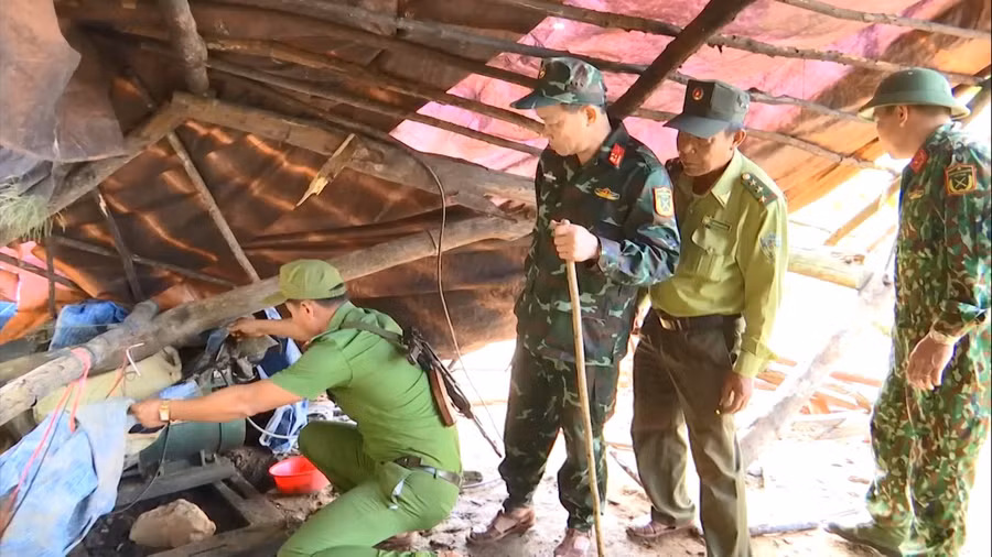 Kiểm tra tại các lán trại của những đối tượng khai thác vàng trái phép.