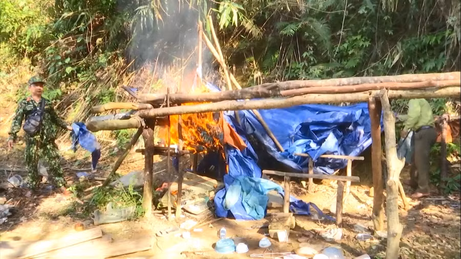 Đốt các vật dụng tại các lán trại của các đối tượng khai thác vàng trái phép.