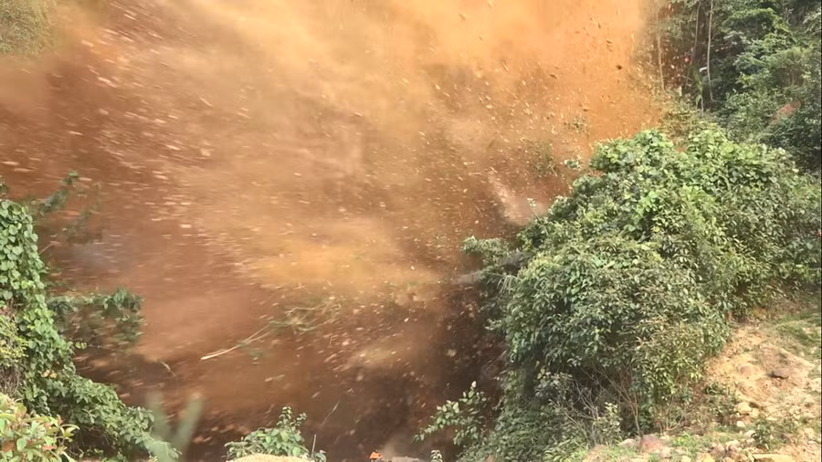 Một hầm vàng trái phép bị lực lượng bộ đội cho nổ mìn đánh sập.