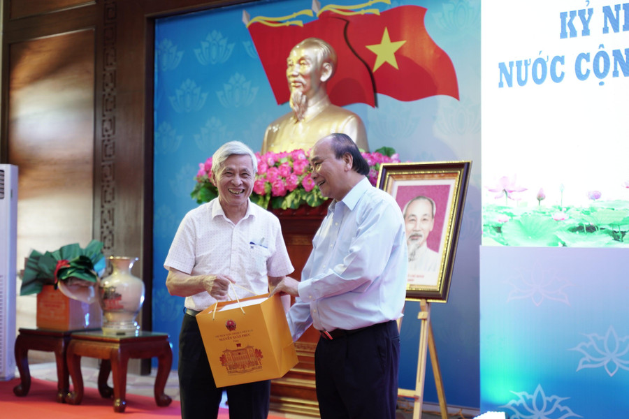 Chủ tịch nước tặng quà cho cán bộ, lãnh đạo hưu trí huyện Đại Lộc nhân dịp Quốc khánh 2/9 Chủ tịch nước tặng quà cho cán bộ, lãnh đạo hưu trí huyện Đại Lộc nhân dịp Quốc khánh 2/9
