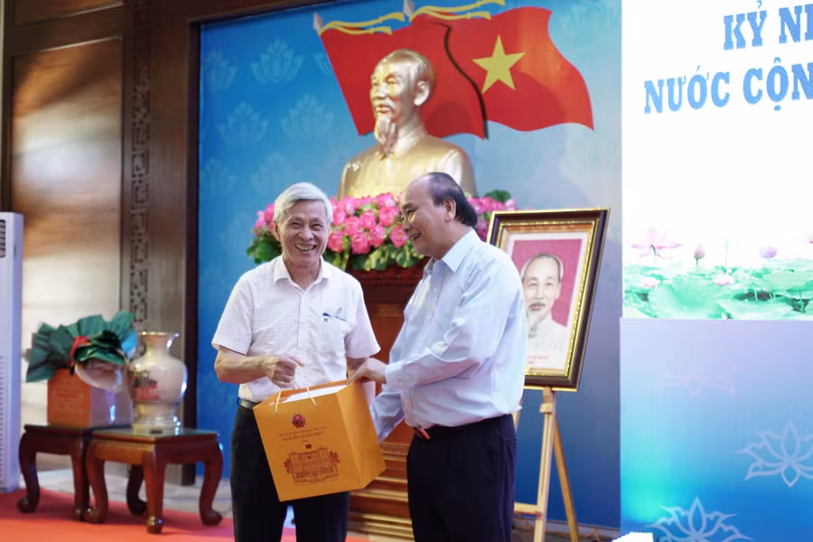 Chủ tịch nước tặng quà cho cán bộ, lãnh đạo hưu trí huyện Đại Lộc nhân dịp Quốc khánh 2/9