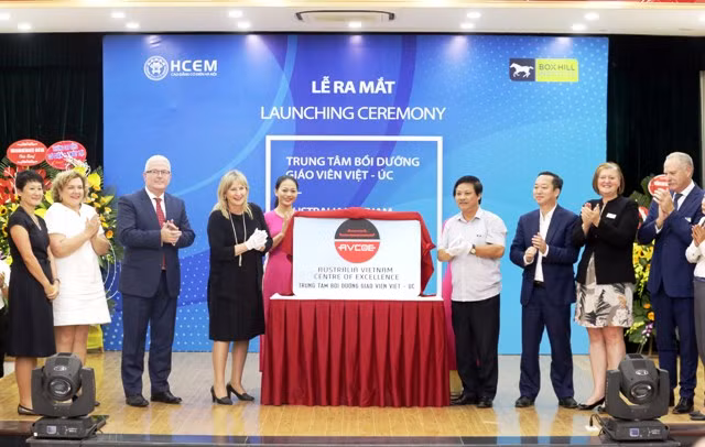 Kéo băng khai trương Trung tâm bồi dưỡng giáo viên Việt - Úc