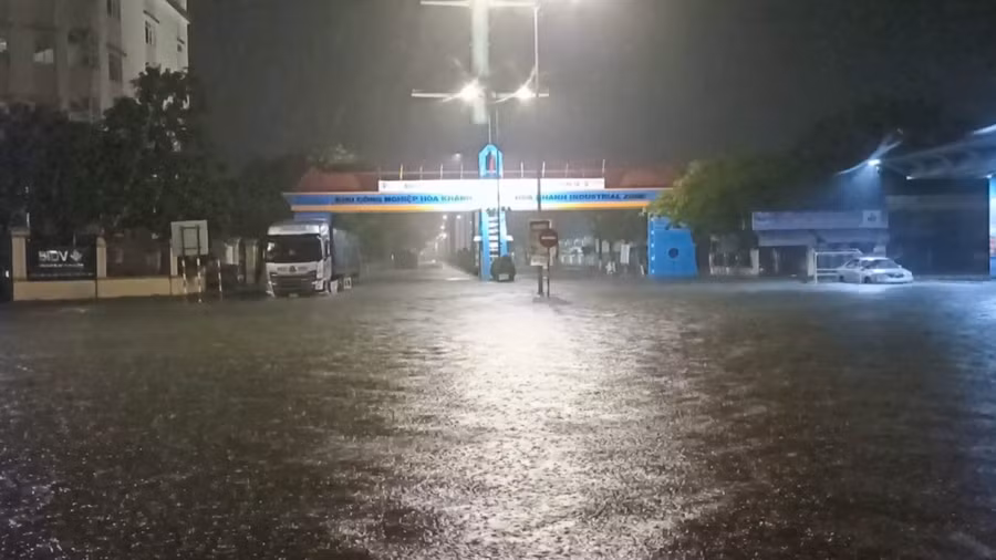 Một ô tô tải bị chết máy ở khu công nghiệp Hòa Khánh.