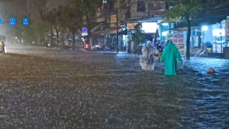 Đường ngập từ 50cm đến gần 1m