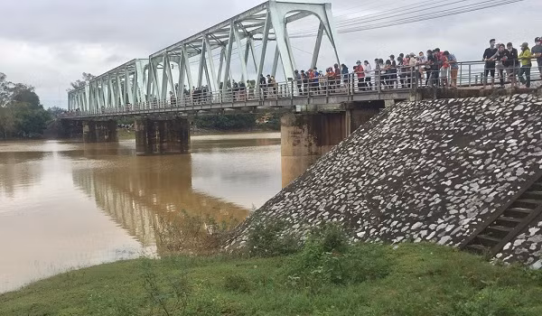 Khu vực nữ sinh lớp 8 nghi nhảy cầu tự tử.