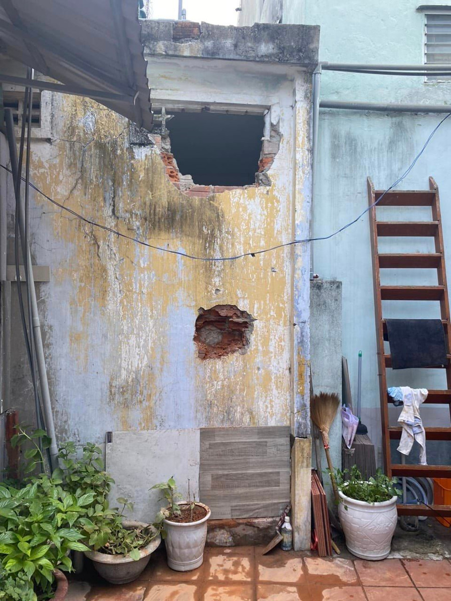 Bức tường bị đục phá để đưa người bị mắc kẹt ra ngoài. Ảnh: Công an Đà Nẵng. Bức tường bị đục phá để đưa người bị mắc kẹt ra ngoài. Ảnh: Công an Đà Nẵng.