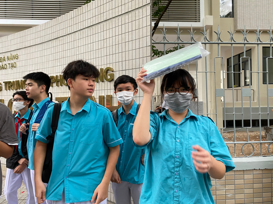 Trước giờ vào phòng thi. Ảnh: Hoàng Vinh.