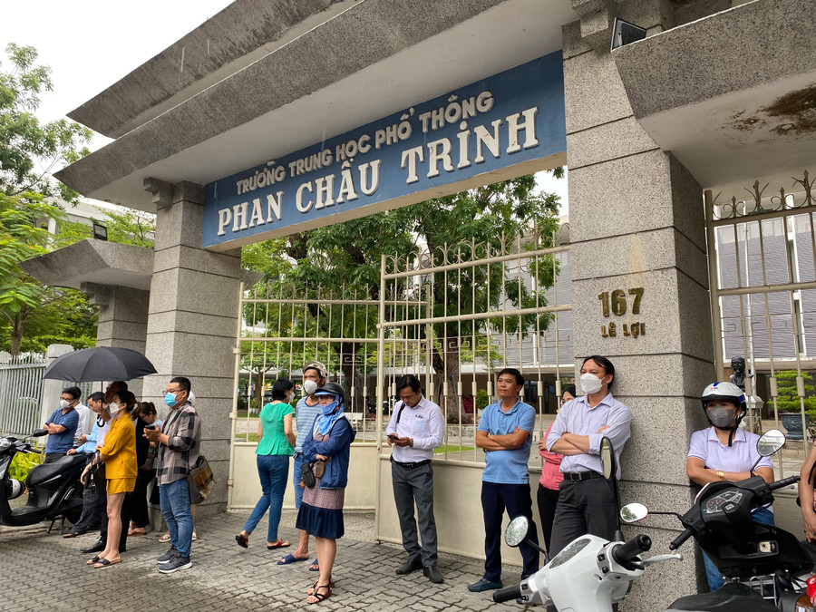 Cha mẹ đợi con trước điểm thi. Ảnh: Hoàng Vinh.