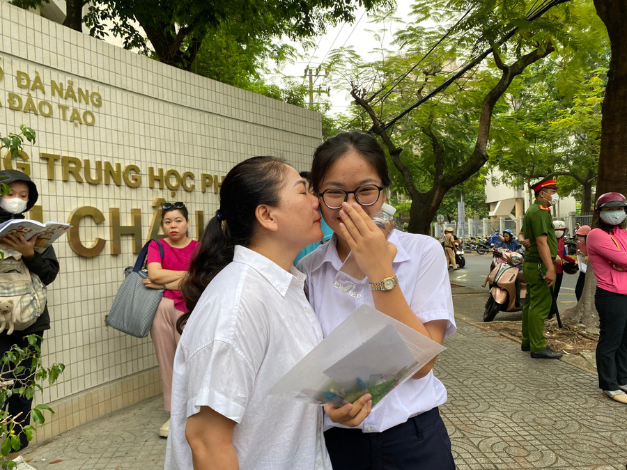 Gửi lời chúc trước khi thí sinh bước vào phòng thi. Ảnh: Hoàng Vinh.