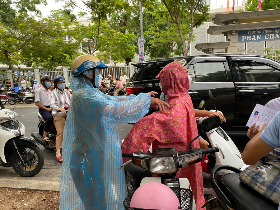 Phụ huynh Đà Nẵng đưa con đến điểm thi lớp 10 THPT. Ảnh: Hoàng Vinh.