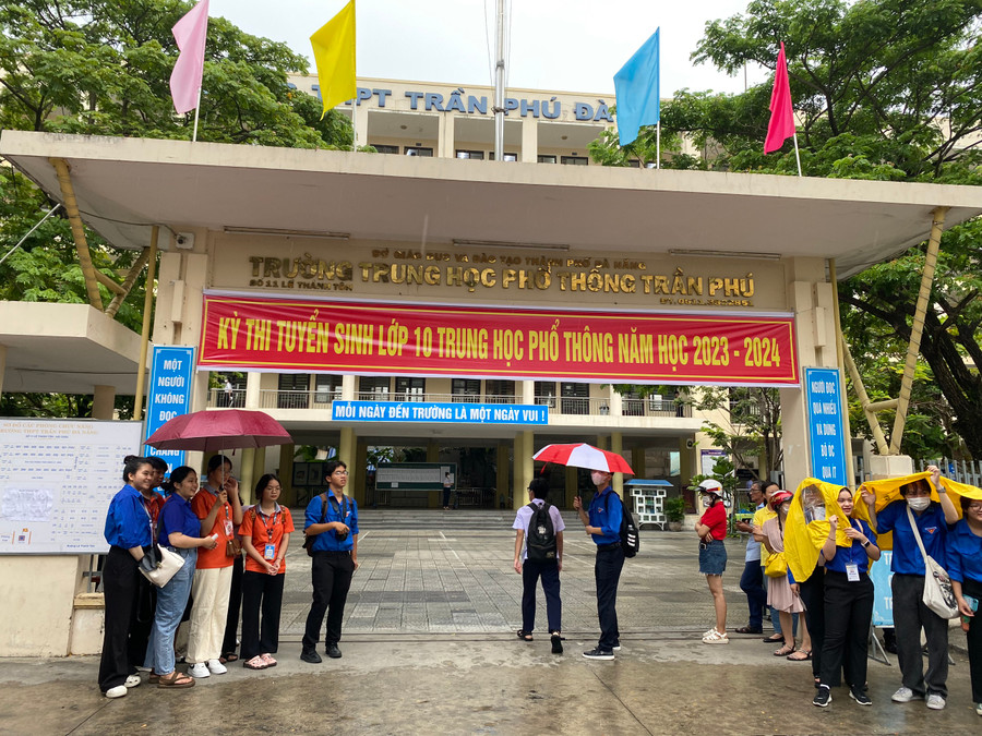 Sáng 6/6, hơn 15.000 học sinh bắt đầu bước vào ngày thi đầu tiên của kỳ thi tuyển sinh lớp 10 THPT năm 2023-2024 ở TP. Đà Nẵng. Ảnh: Hoàng Vinh.