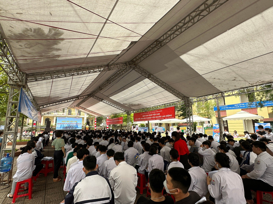 Buổi tư vấn hướng nghiệp cho học sinh và ngày hội việc làm cho người lao động. Ảnh: Trường Trung cấp Công nghệ Y khoa Trung ương.