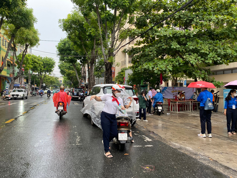 Vội vã chạy vào điểm thi. Ảnh: Hoàng Vinh.