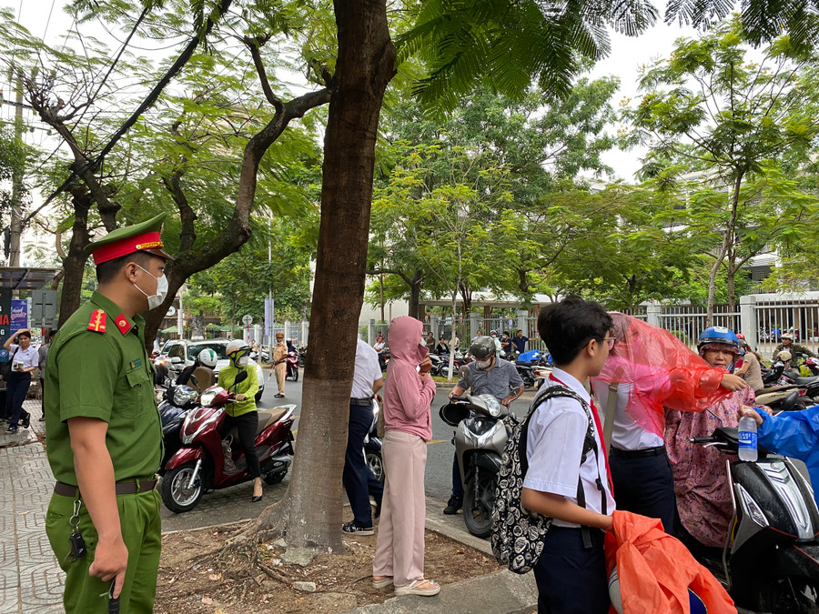 Lực lượng công an đảm bảo an ninh trật tự trước cổng trường thi. Ảnh: Hoàng Vinh.