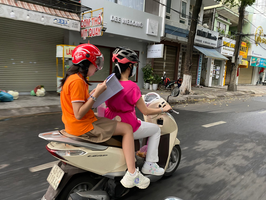 Tranh thủ ôn thi. Ảnh: Hoàng Vinh.